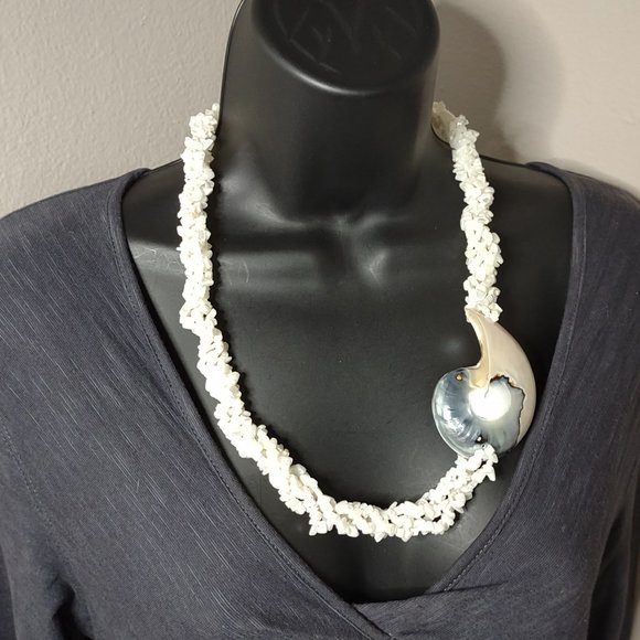 Elegant White and Silver Necklace beach shell - Picture 1 of 14